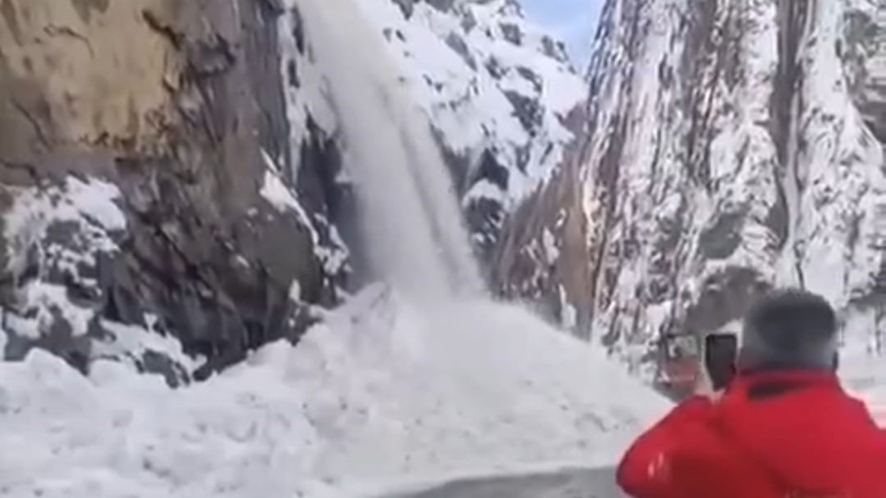 Hakkari-Çukurca karayolunda 2 ayrı çığ düştü: Yol ulaşıma kapandı
