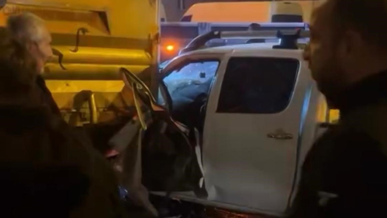 Kamyonete çarpan pikabın sürücüsü sıkıştığı yerden itfaiye ekiplerince çıkartıldı
