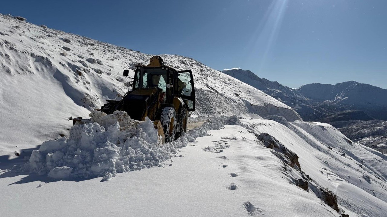 Batman kırsalında kar kalınlığı 1 metreyi aştı, yollar kapandı
