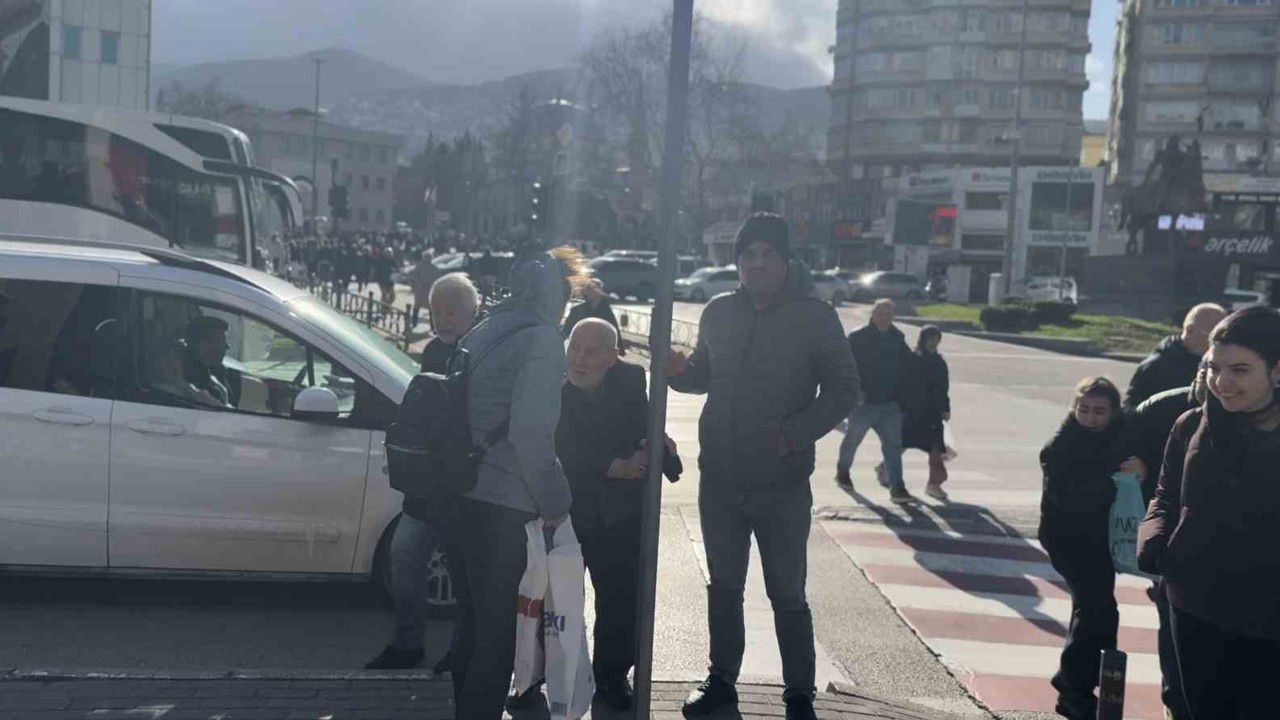 Bursa’da lodos zor anlar yaşattı: trafik lambasına tutundular
