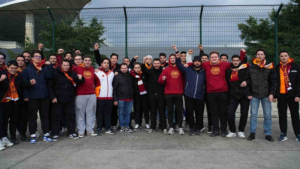 Galatasaraylı taraftarlar Süper Kupa finali için stada geldi
