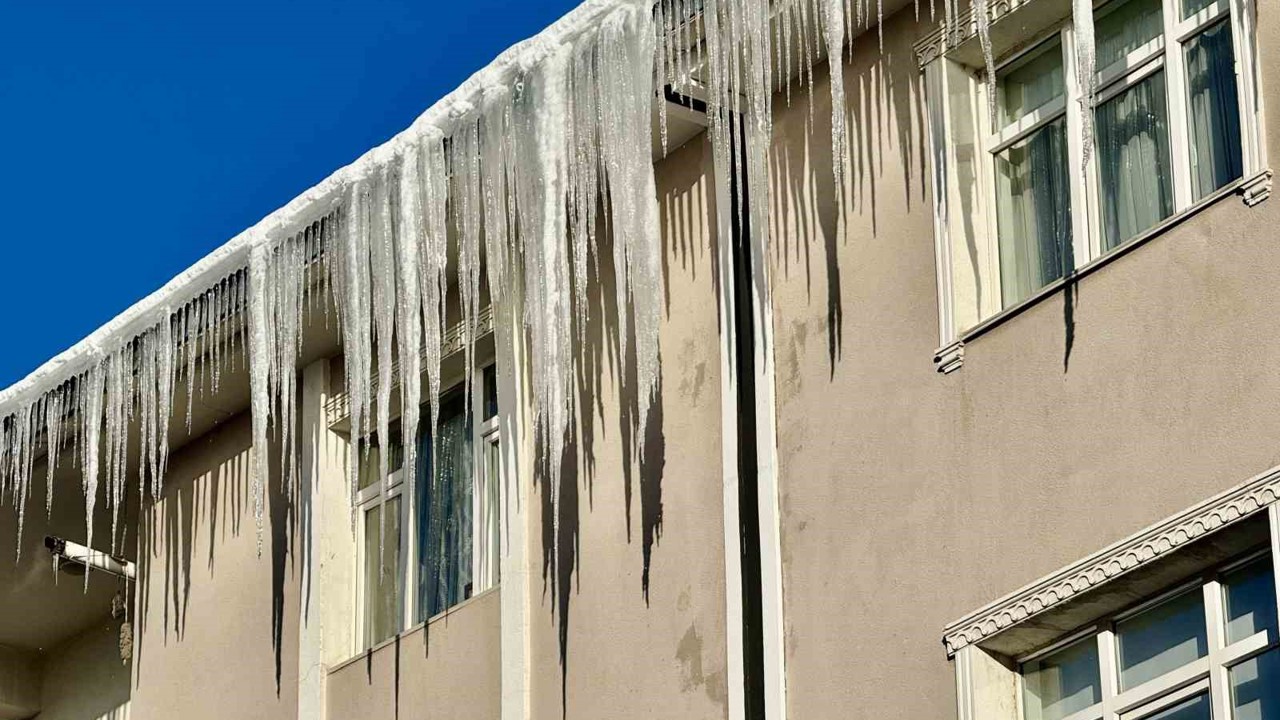 Bina çatılarındaki dev buz sarkıtları tehlike saçıyor
