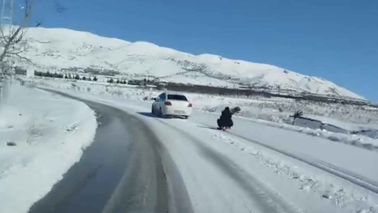 Araca bağladığı kızağı metrelerce çekti
