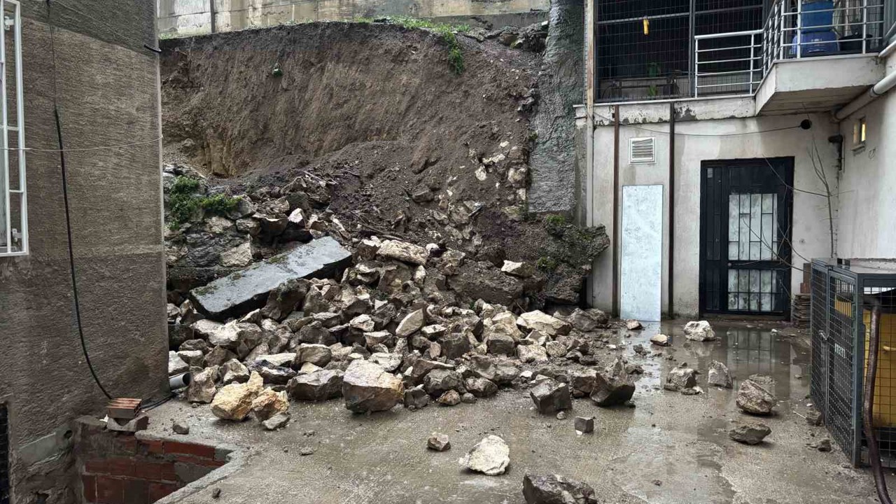Edirne’de sağanak sonrası istinat duvarı çöktü: Balkonlar zarar gördü
