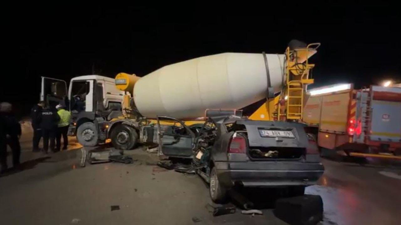 Otomobil beton mikserine çarptı: 1 yaralı
