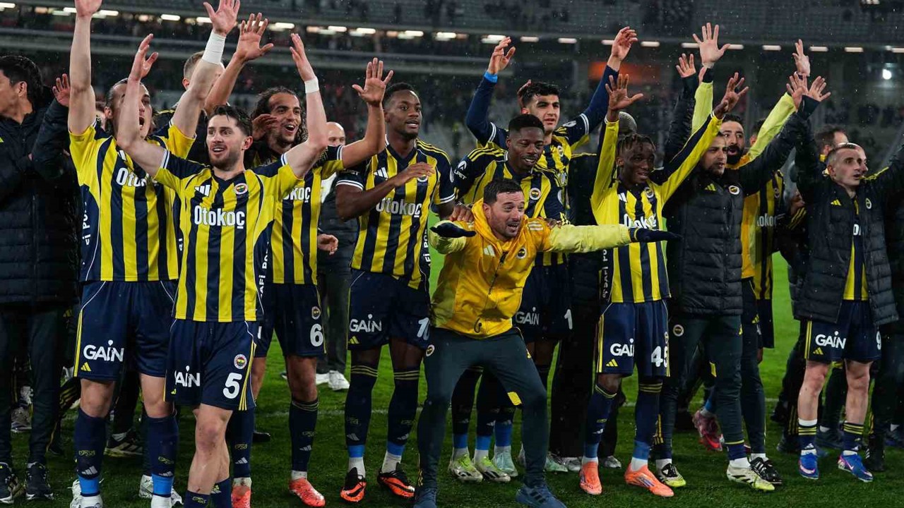 Fenerbahçe, Süper Kupa galibiyetini taraftarlarıyla yaşadı

