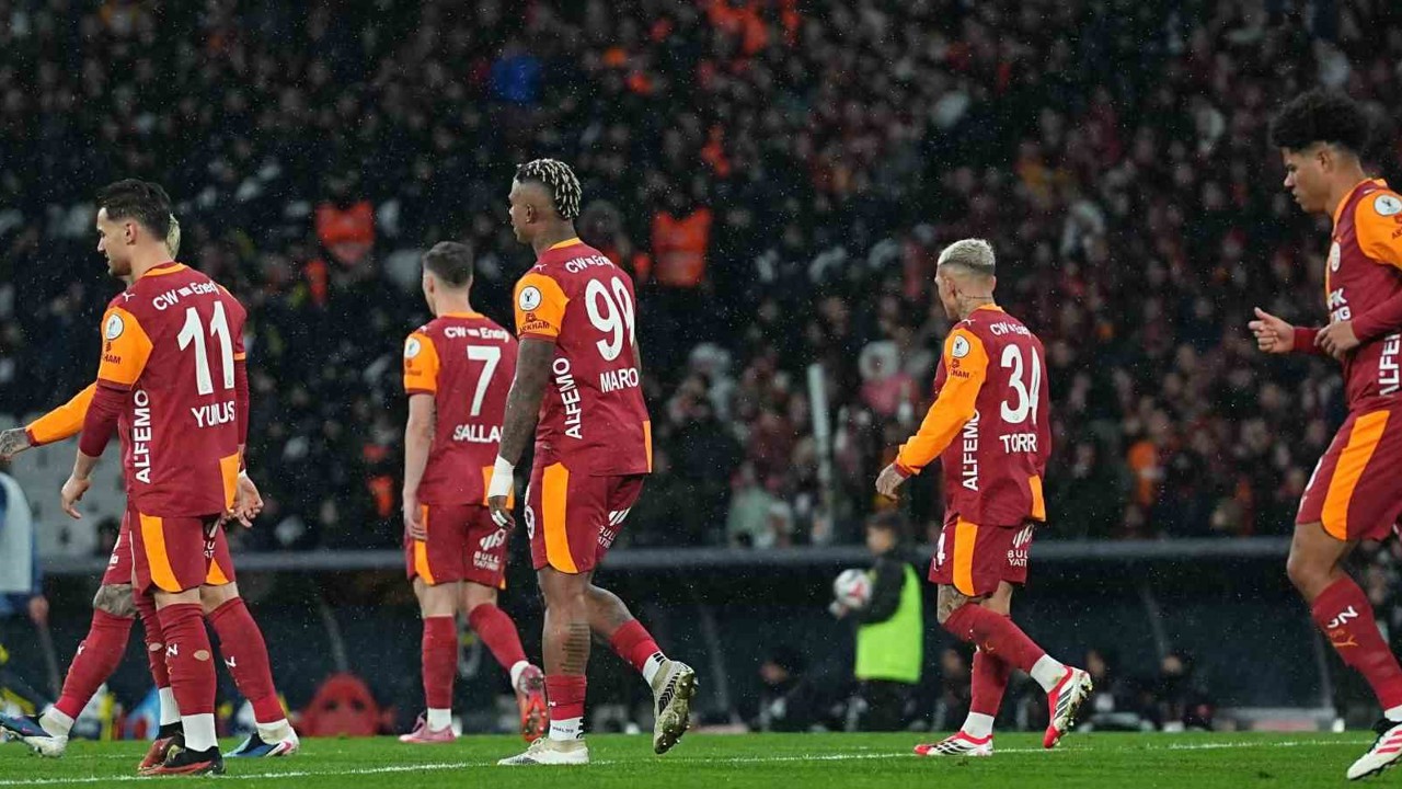 Galatasaray, Fenerbahçe’ye 4 maç sonra yenildi
