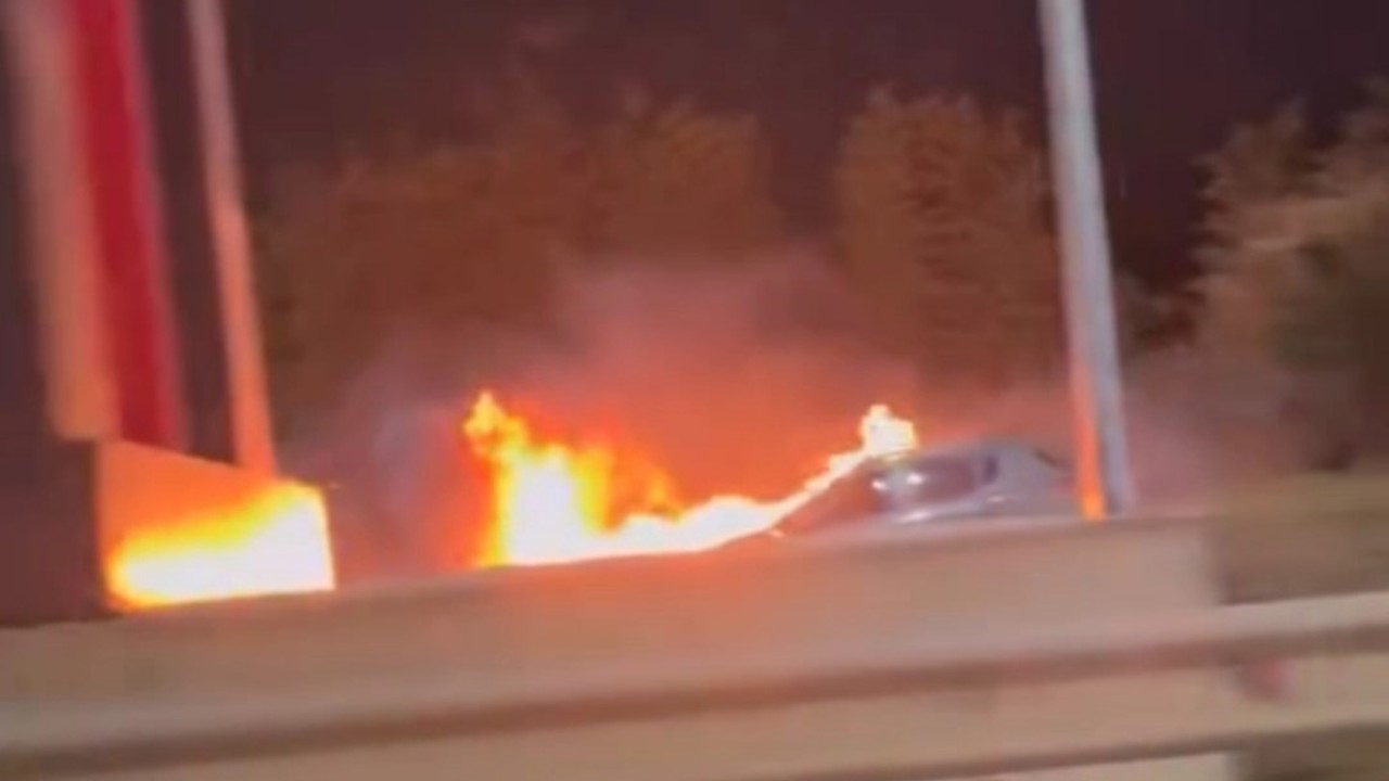 Sancaktepe’de otomobil alev alev yandı
