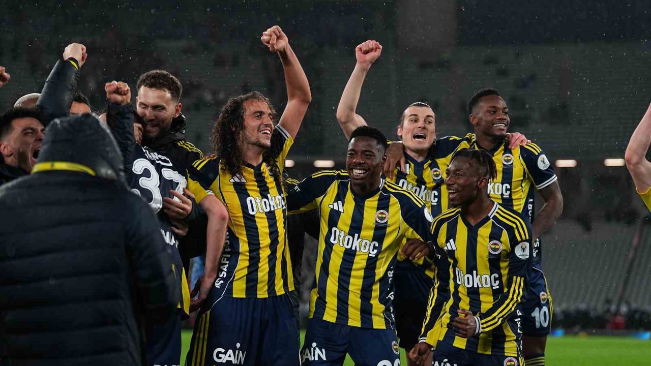 Fenerbahçe, kupayı kaldırdı
