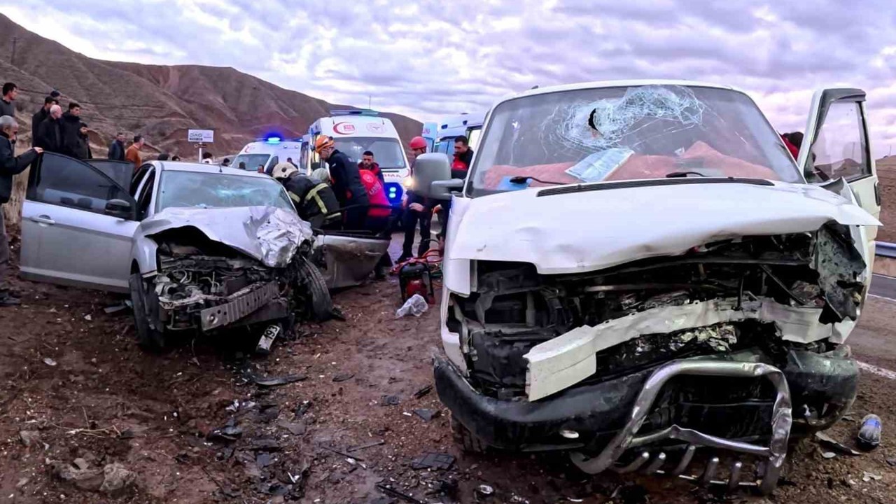 Aksaray’da minibüs ile otomobil kafa kafaya çarpıştı: 6 yaralı
