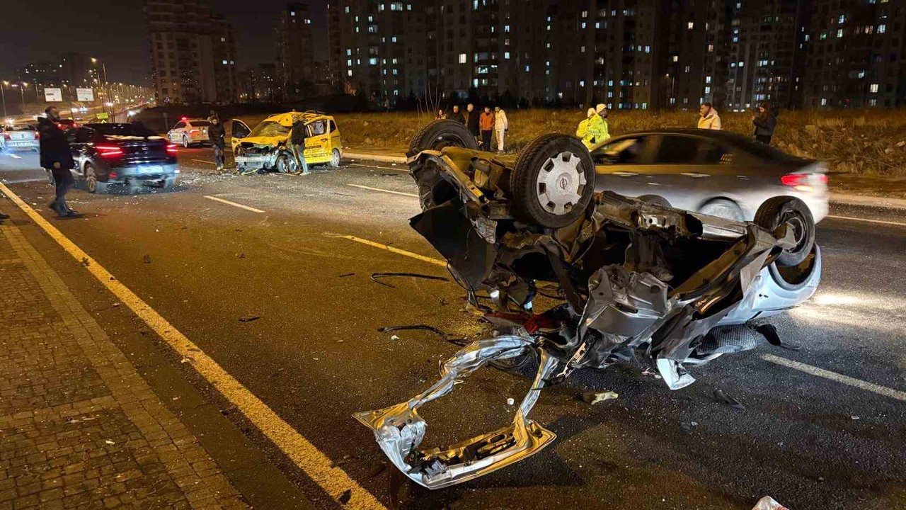Karşı yola geçen otomobil taksi ile çarpıştı: 1’i ağır 3 yaralı

