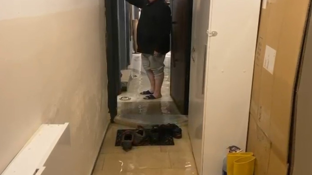 Arnavutköy’de sağanak yağışta ev ve iş yerlerini su bastı
