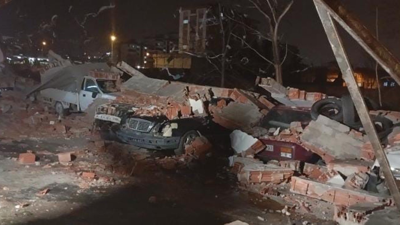 Bursa’da lodos duvarı devirdi, altında kalan 10 araç hasar gördü
