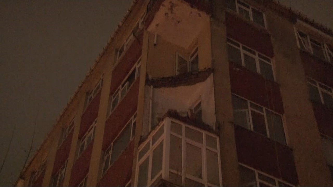 Bahçelievler’de daha önce boşaltılan binanın balkonu sağanak sonrası çöktü
