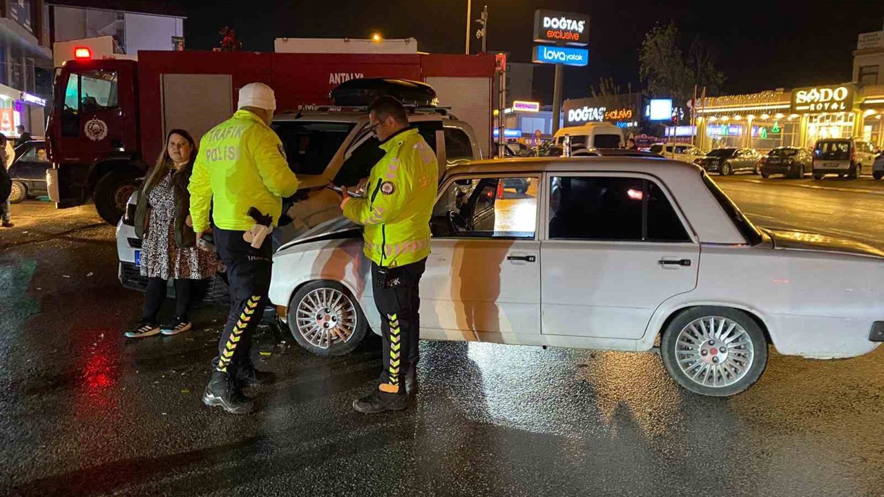 Antalya iki otomobilin çarpıştığı ve 3 kişinin yaralandığı kaza anı kamerada
