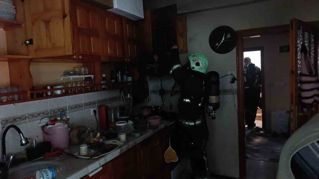 Ocakta unutulan fritöz itfaiyeyi alarma geçirdi
