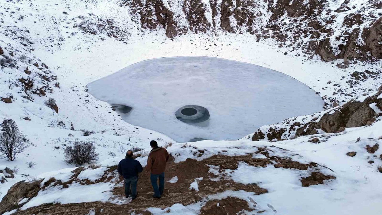 Güneşin konumuna göre renk değiştiren Kızılçan Gölü dondu
