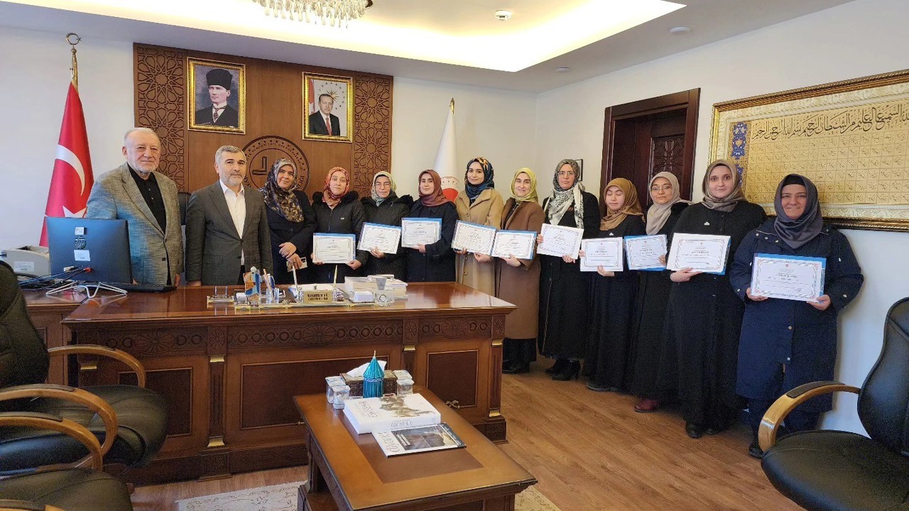 Kadın Kur’an kursu öğreticilerine yönelik Talim ve Tashih-i Huruf Kursu tamamlandı
