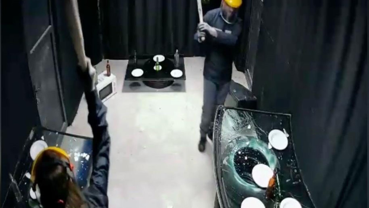 Bu eve gelen her şeyi kırıp döküyor
