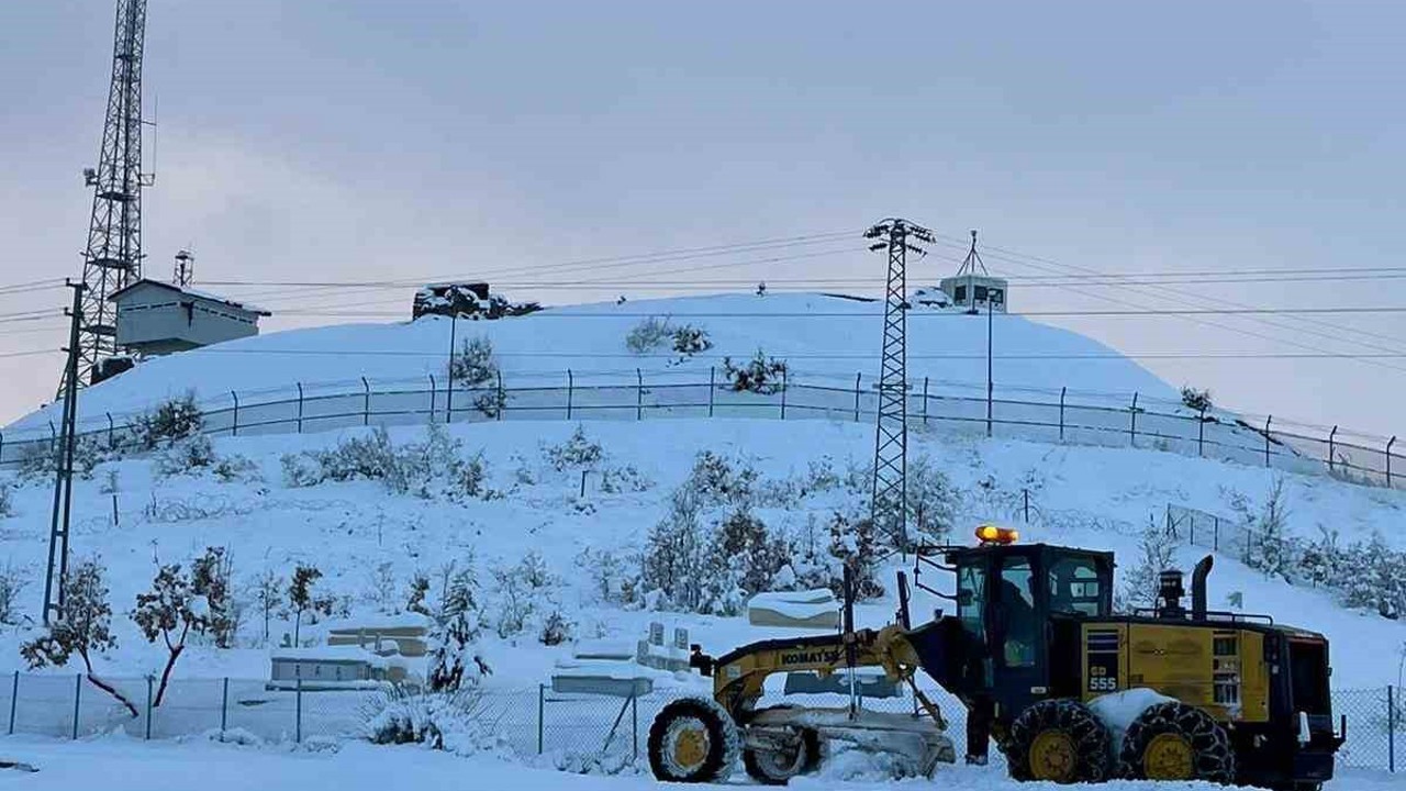 Elazığ’da kapalı 19 köy yolunda çalışmalar sürüyor
