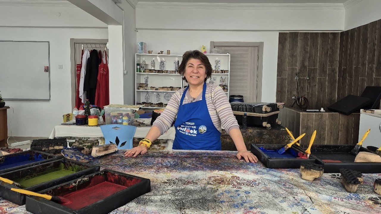 Ankaralı ebru sanatçısı geleneksel baskı sanatını yerinde öğrenmek için Tokat’a geldi
