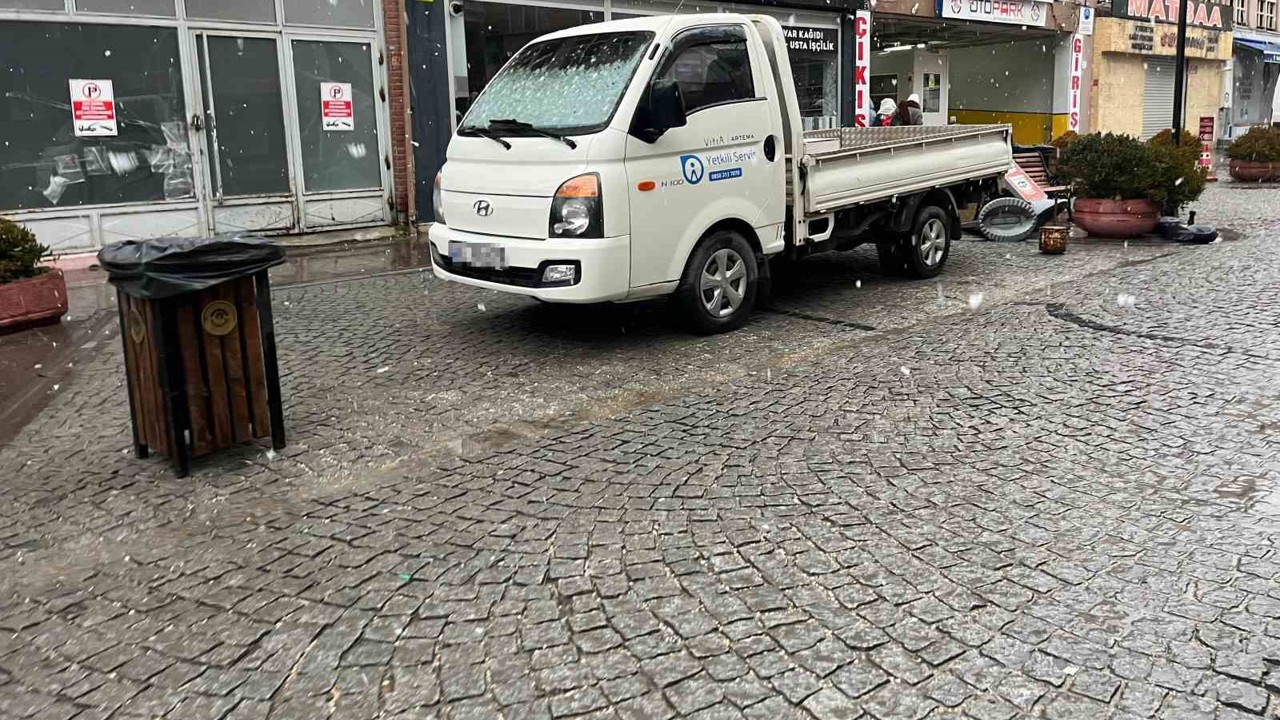 Eskişehir’de üç araçlık yere tek başına park etti

