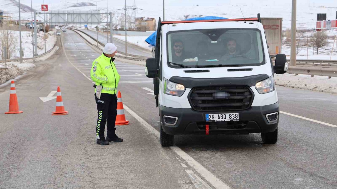 Sivas-Kayseri kara yolu araç ulaşımına kapatıldı
