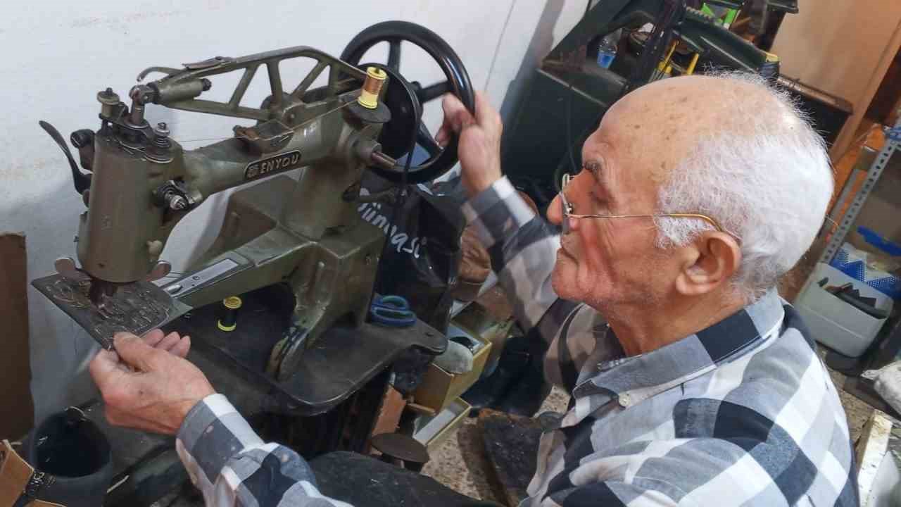 İzmir’de 60 yıllık ayakkabı ustası teknolojiye karşı direniyor
