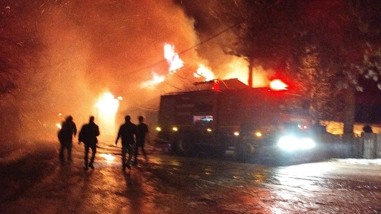 Bolu’da iki katlı ev alevlere teslim oldu
