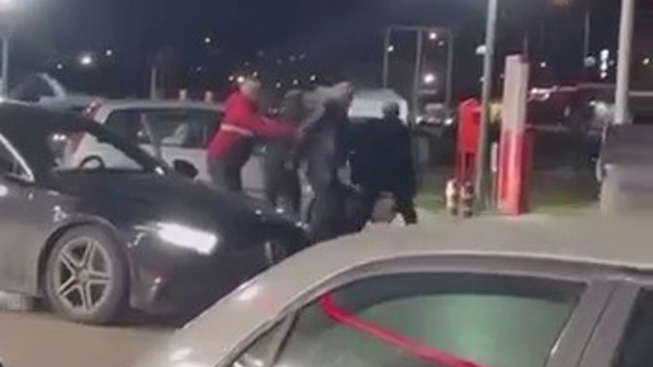 Akaryakıt istasyonunu boks ringine çevirdiler
