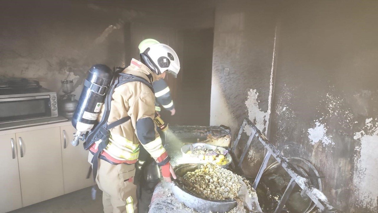 Defne’de yanan ev kullanılmaz hale geldi
