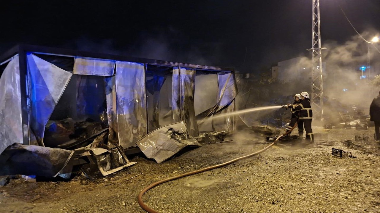 Samandağ’da konteyner yangını
