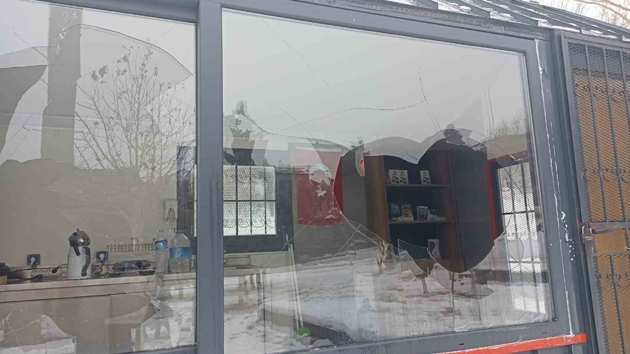 Zabıta bürosuna taşlı saldırı
