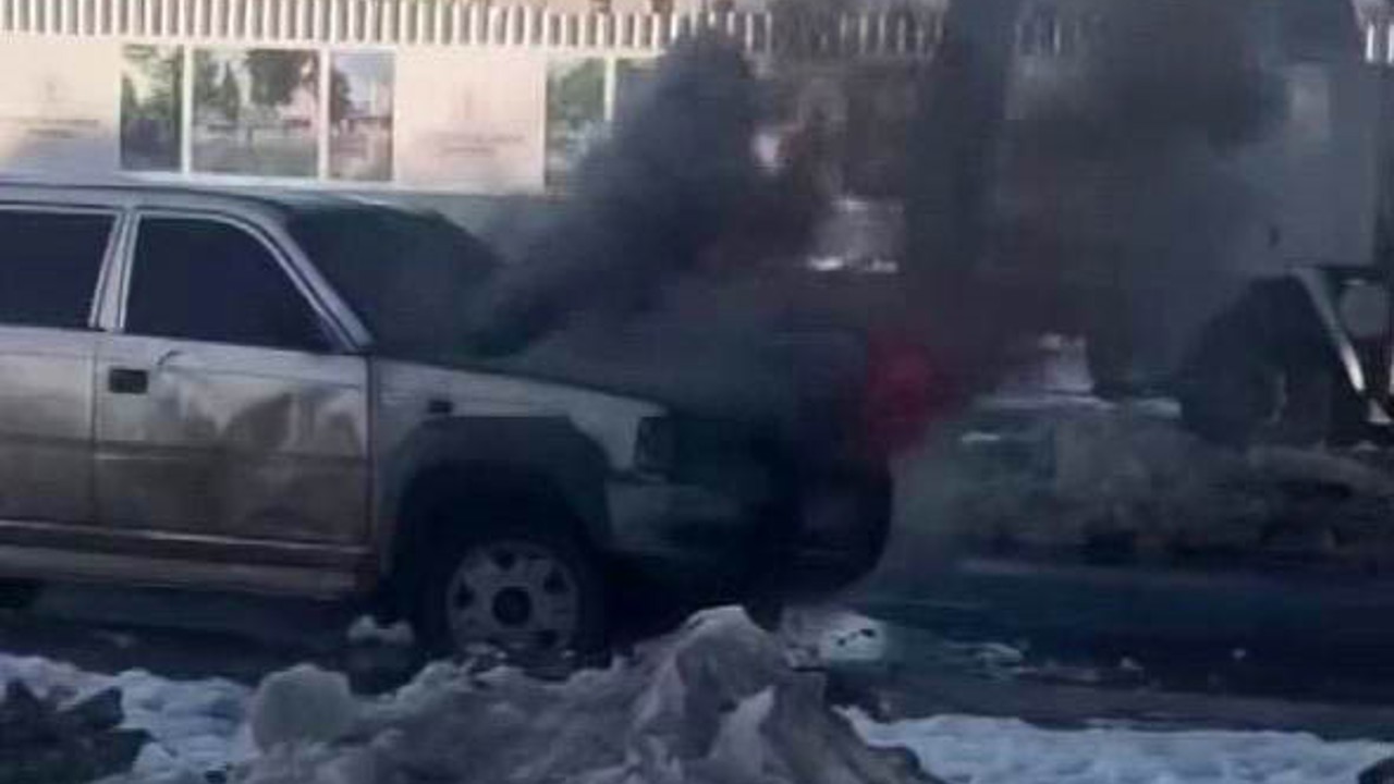 Seyir halindeki pikap alev aldı
