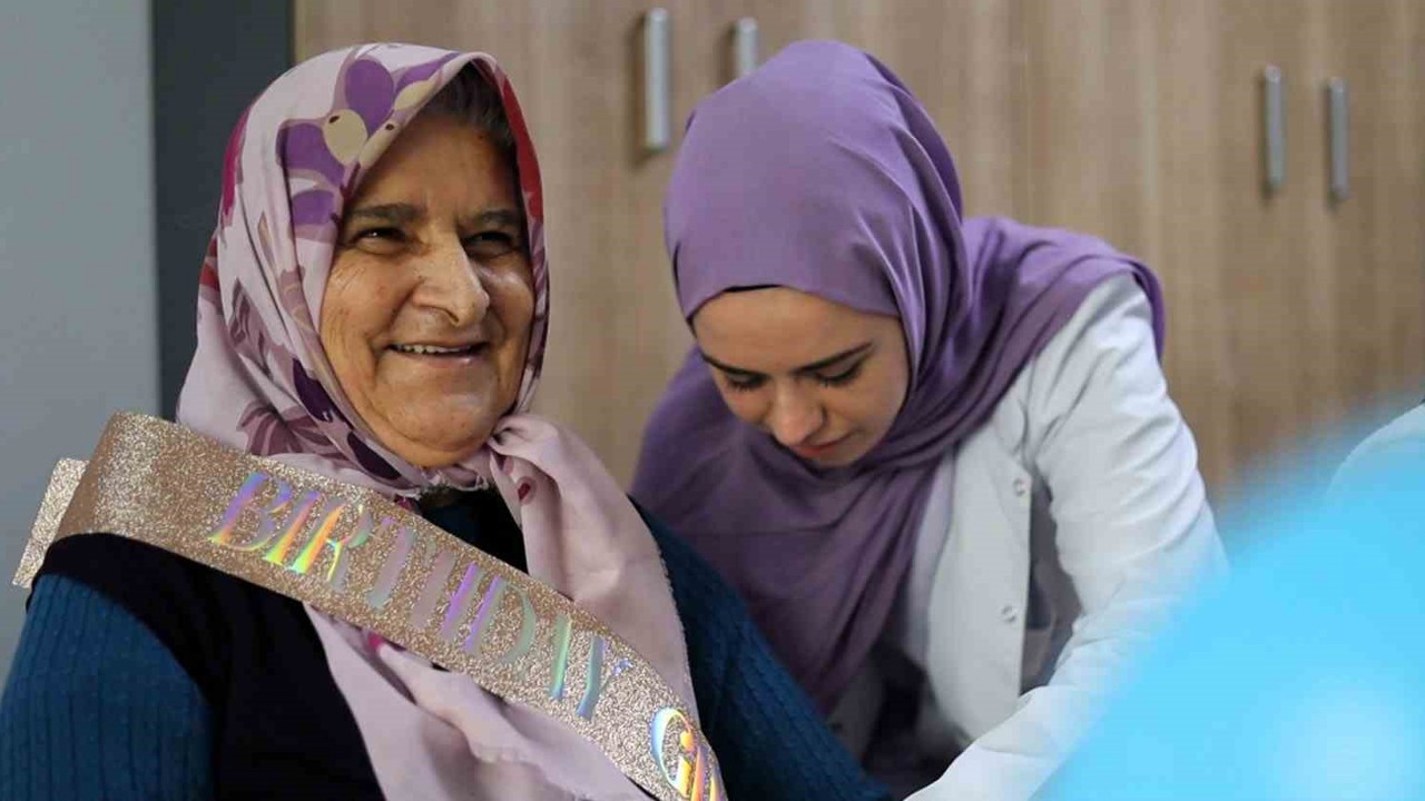 Hayatındaki ilk doğum gününü 77 yaşında kutladı
