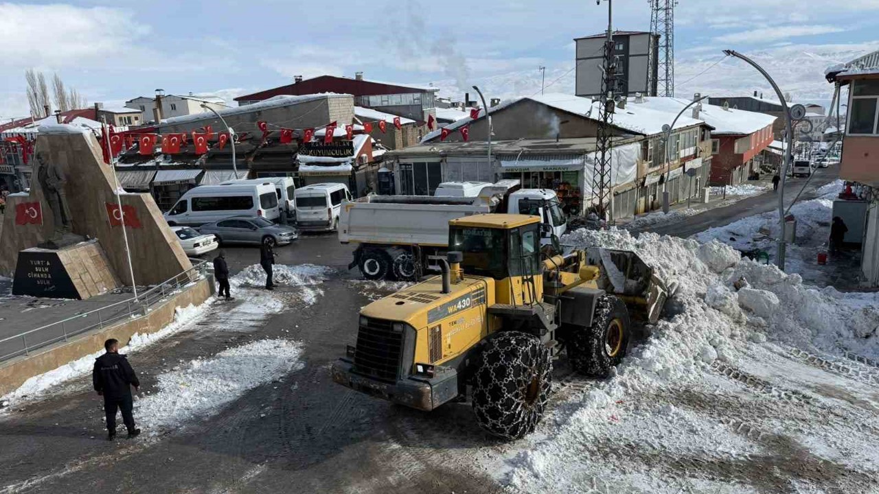 Başkale’de karla mücadele çalışması
