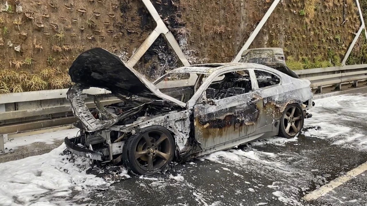 Fatih’te otomobil yol ortasında alevlere teslim oldu
