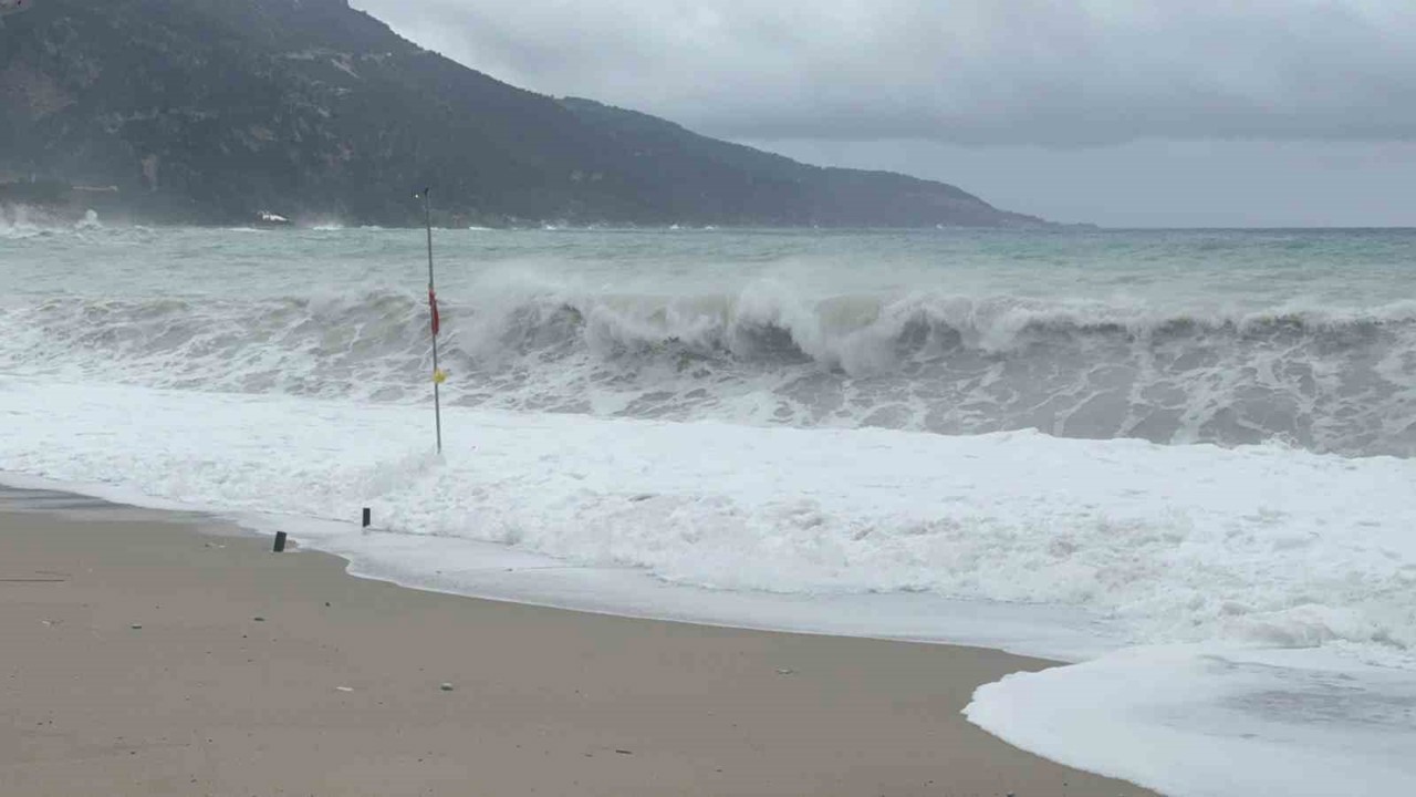 Sağanak yağış, Ölüdeniz’in rengini değiştirdi
