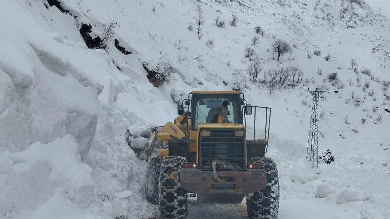 Siirt’te mahsur kalan minibüs kurtarıldı
