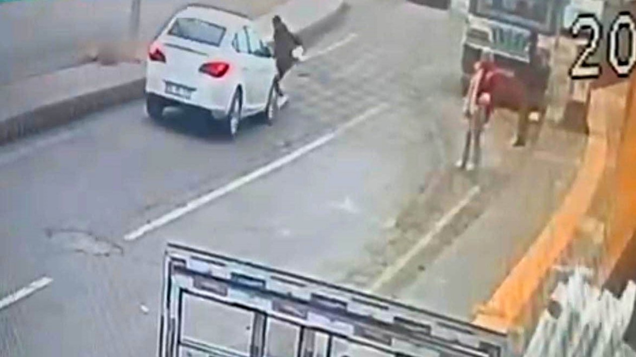Siirt’te otomobilin yayaya çarptığı anlar kameraya yansıdı
