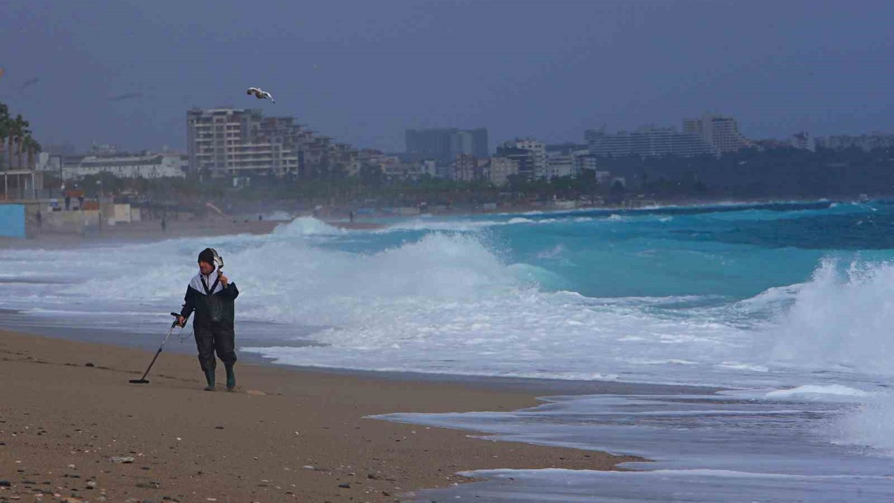 Define avcıları fırtınada iş başında: Dev dalgaların vurduğu sahilde dedektörle arama yaptılar
