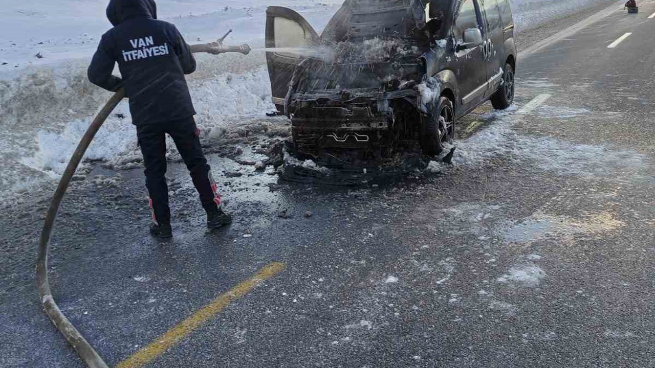 Van’da seyir halindeki kamyonet yandı
