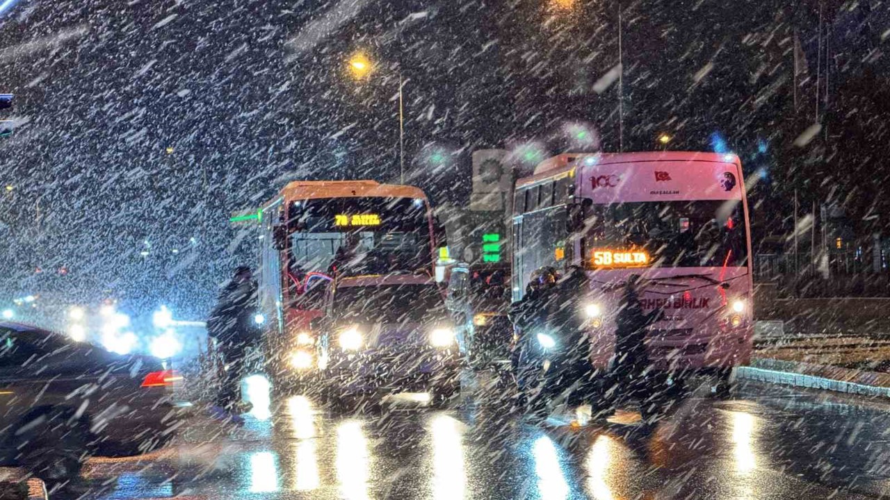 Edirne’de yoğun kar yağışı etkili oluyor
