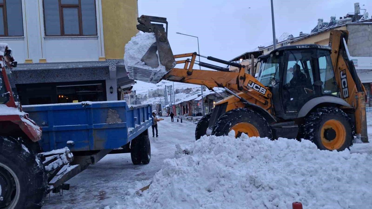 Tercan’da kar temizliği, Girlevik’te buz sarkıtları oluştu
