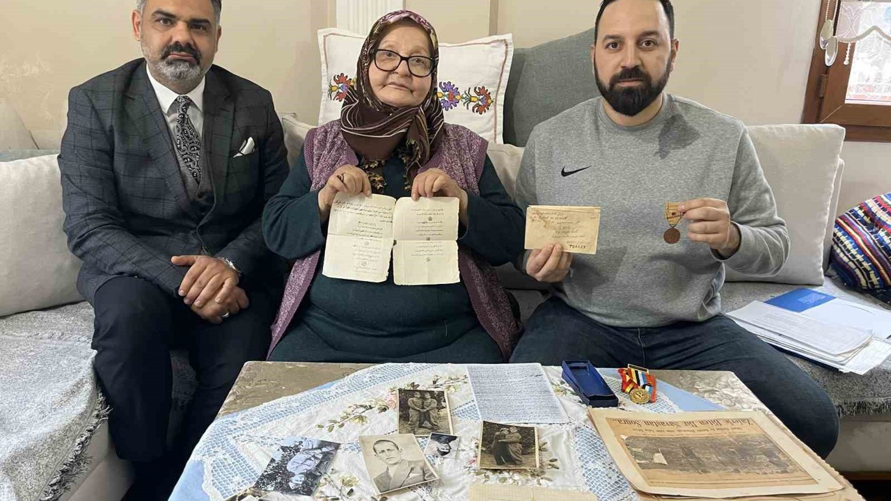 Yüzünü görüp, sesini duymadığı şehit babasının kendisi için yazdığı 75 yıllık mektubu yıllardır saklıyor
