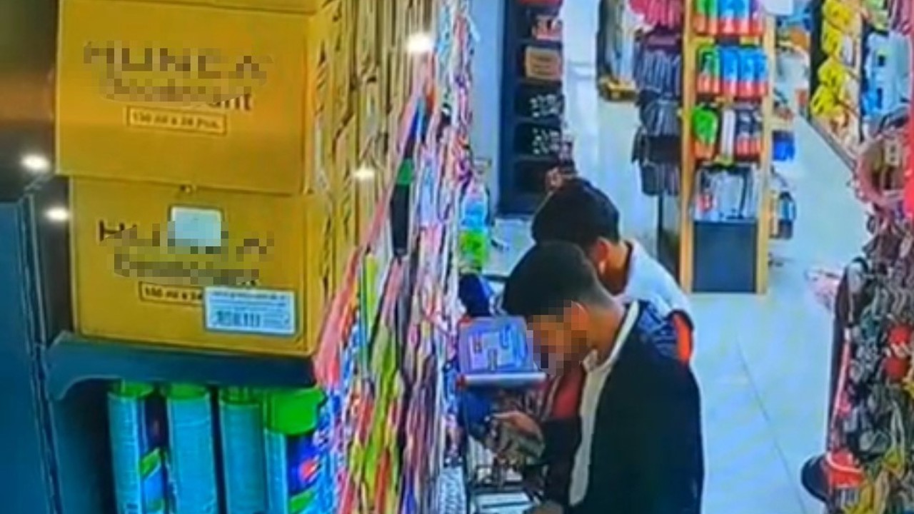 Parfümleri önce kokladılar sonra çaldılar
