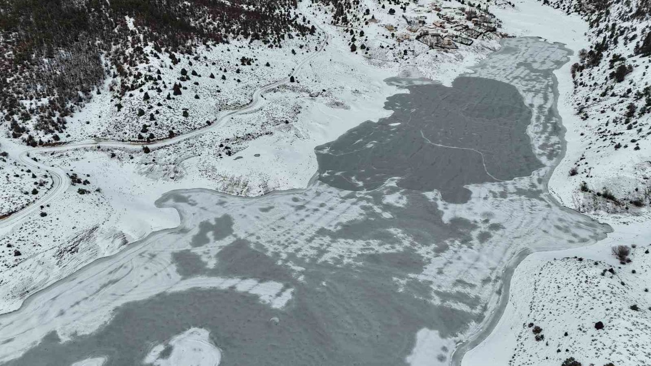 ’Adana’nın Sibiryası’nda Kürebeli Barajı buz tuttu
