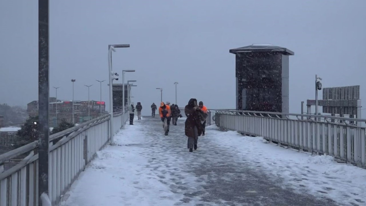Beylikdüzü metrobüst üst geçidi karla kaplandı
