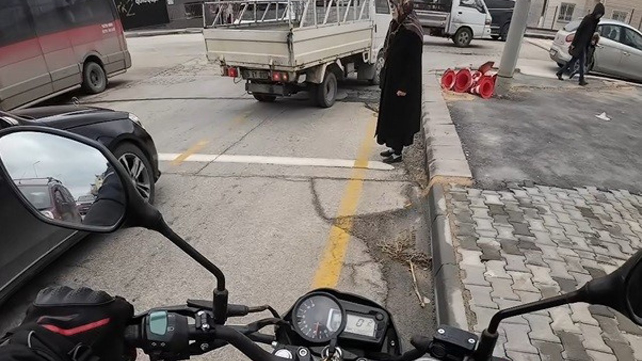 Yoğun trafikte karşıya geçemeyen yaşlı kadının imdadına duyarlı sürücü yetişti
