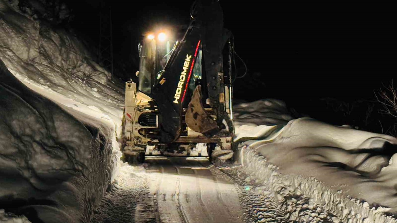 Kaymakam, karlı yollarda hasta kurtarma operasyonuna katıldı
